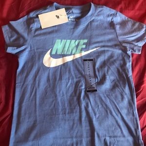 Girls nwt NIKE t-shirt sz small